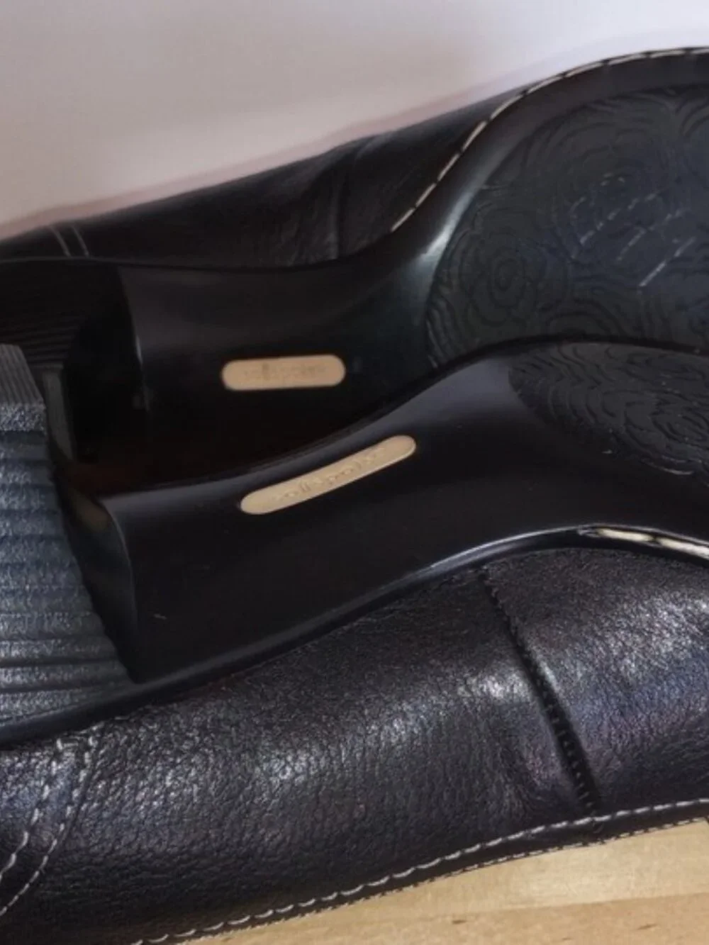 Women's black leather low-heeled loafers by Softspots size 8,5